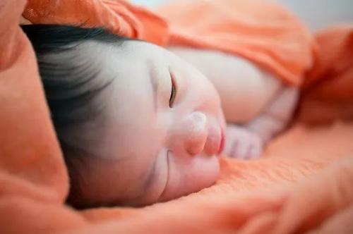10种重生儿罕见题目：重生宝宝看似可骇而又一般的新生事